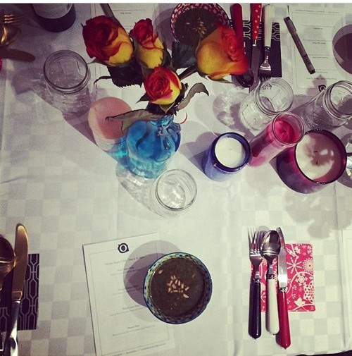 花50美元在垃圾桶中吃饭,为倡导人们不要浪费食物--置顶表情